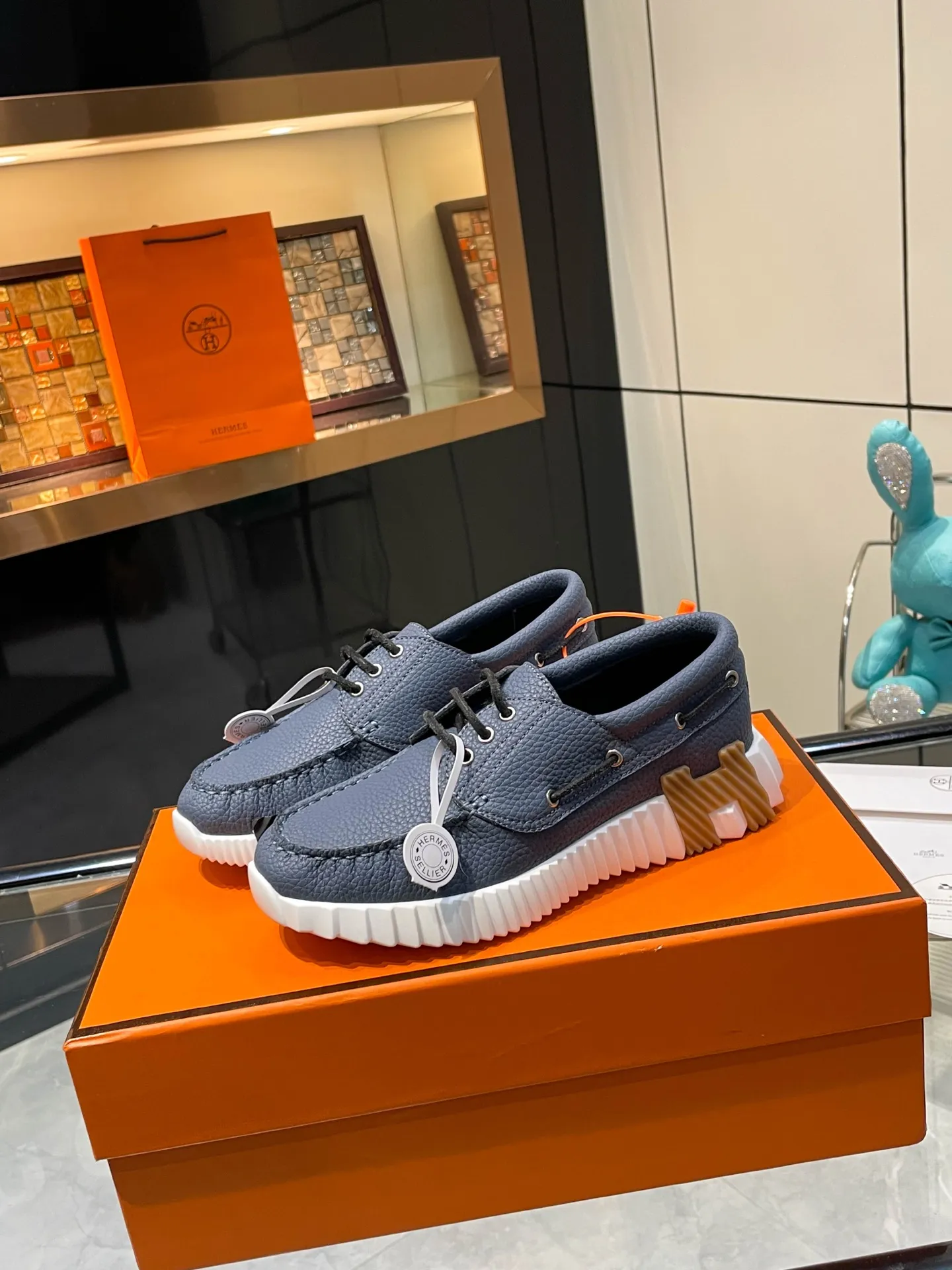 680💰 Hermes💰The top version of Hermès H classic fly-woven casual sneakers, the highest version, decorated with an exaggerated "H" letter on the sole, the italic design and bright colors show vitality and continue the brand design inspiration!     A very beautiful casual shoe, elegant yet cute! Classic style, unique and attractive height increasing shoes!      The original fabric is 1:1, the lining is original breathable imported sheepskin, the foot pads are imported sheepskin, the outsole is made of customized private mold: T P U ten P U vacuum integrated molding, original lasting process, original packaging box 📦 Comes with shoe storage bag, handbag, shoe box with blue light anti-counterfeiting mark!           Women’s size 35.36.37.38.39.(40.41.42 customized) Men’s size 39.40.41.42.43.44.(45.46 customized)